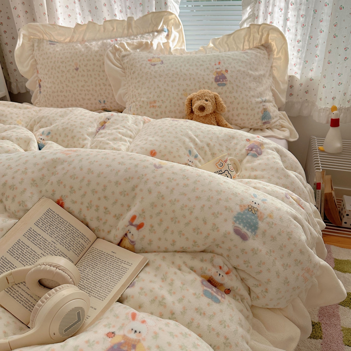 91家纺网 家纺一手货源 找家纺 轻奢坊 2025新款牛奶绒ins博主风卡通印花花边四件套 Q萌碎花小兔