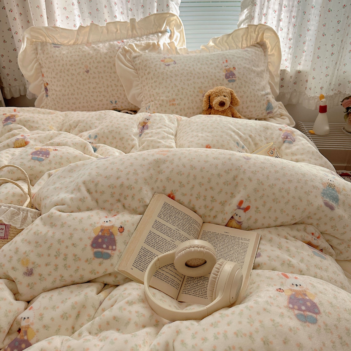 91家纺网 家纺一手货源 找家纺 轻奢坊 2025新款牛奶绒ins博主风卡通印花花边四件套 Q萌碎花小兔