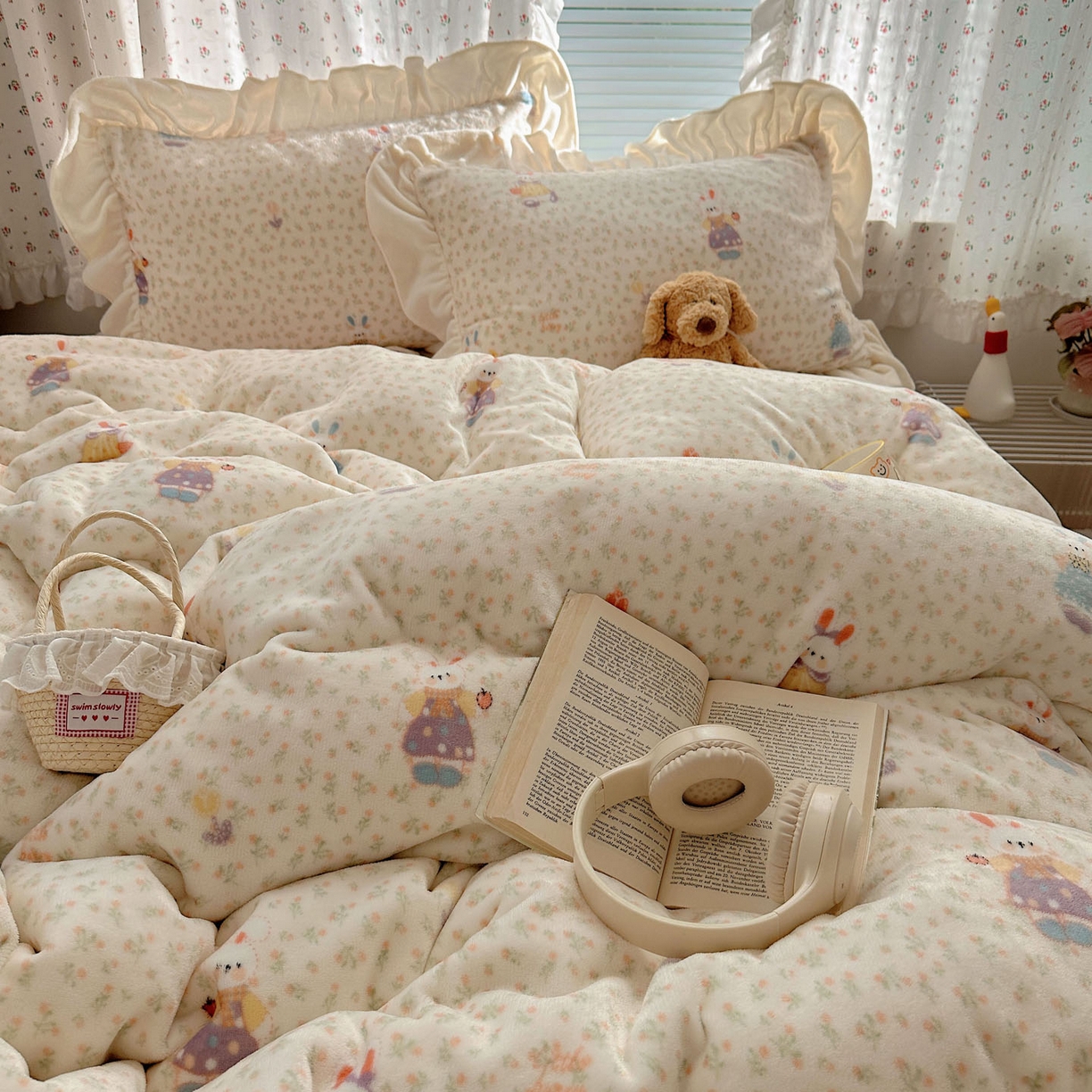 91家纺网 家纺一手货源 找家纺 轻奢坊 2025新款牛奶绒ins博主风卡通印花花边四件套 Q萌碎花小兔