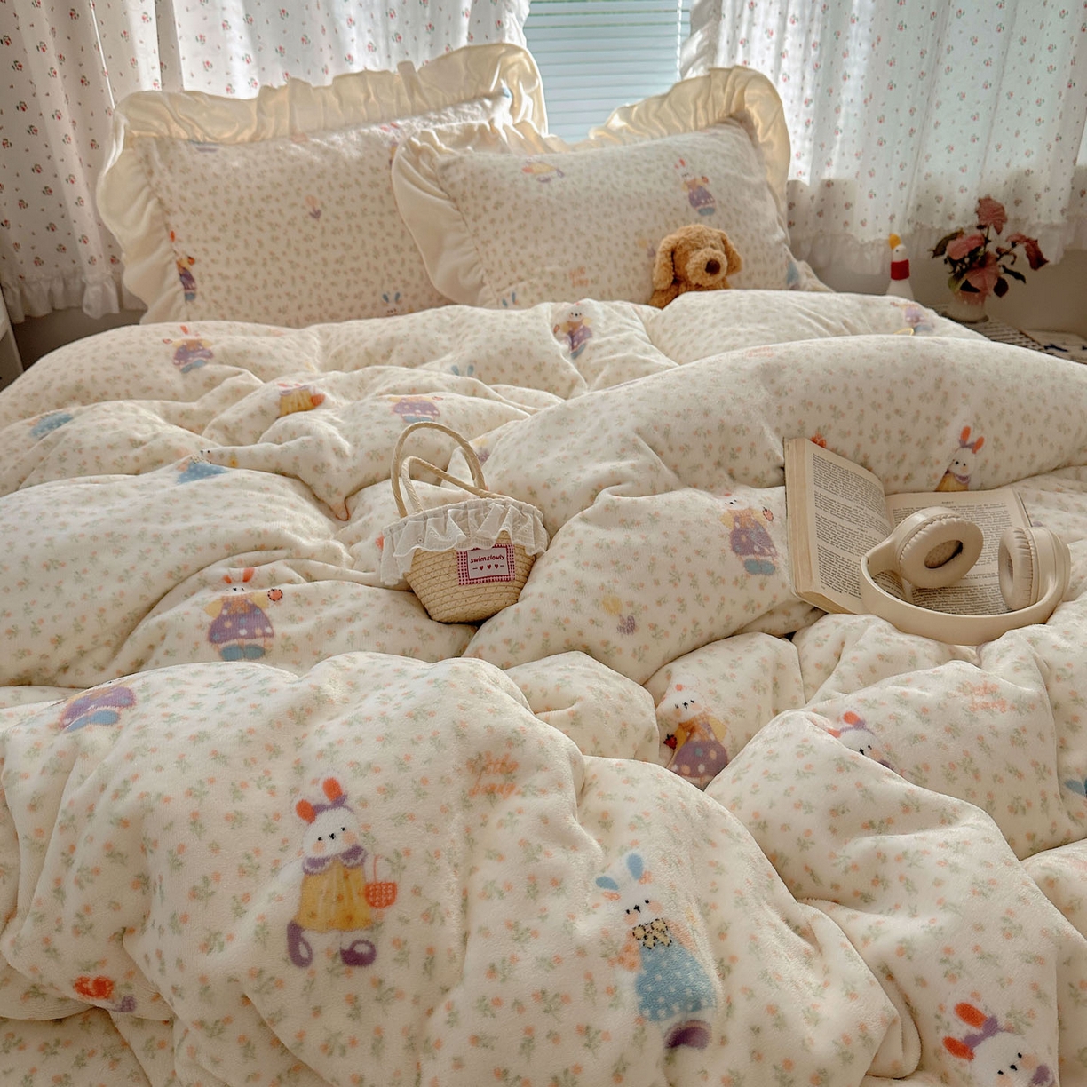 91家纺网 家纺一手货源 找家纺 轻奢坊 2025新款牛奶绒ins博主风卡通印花花边四件套 Q萌碎花小兔