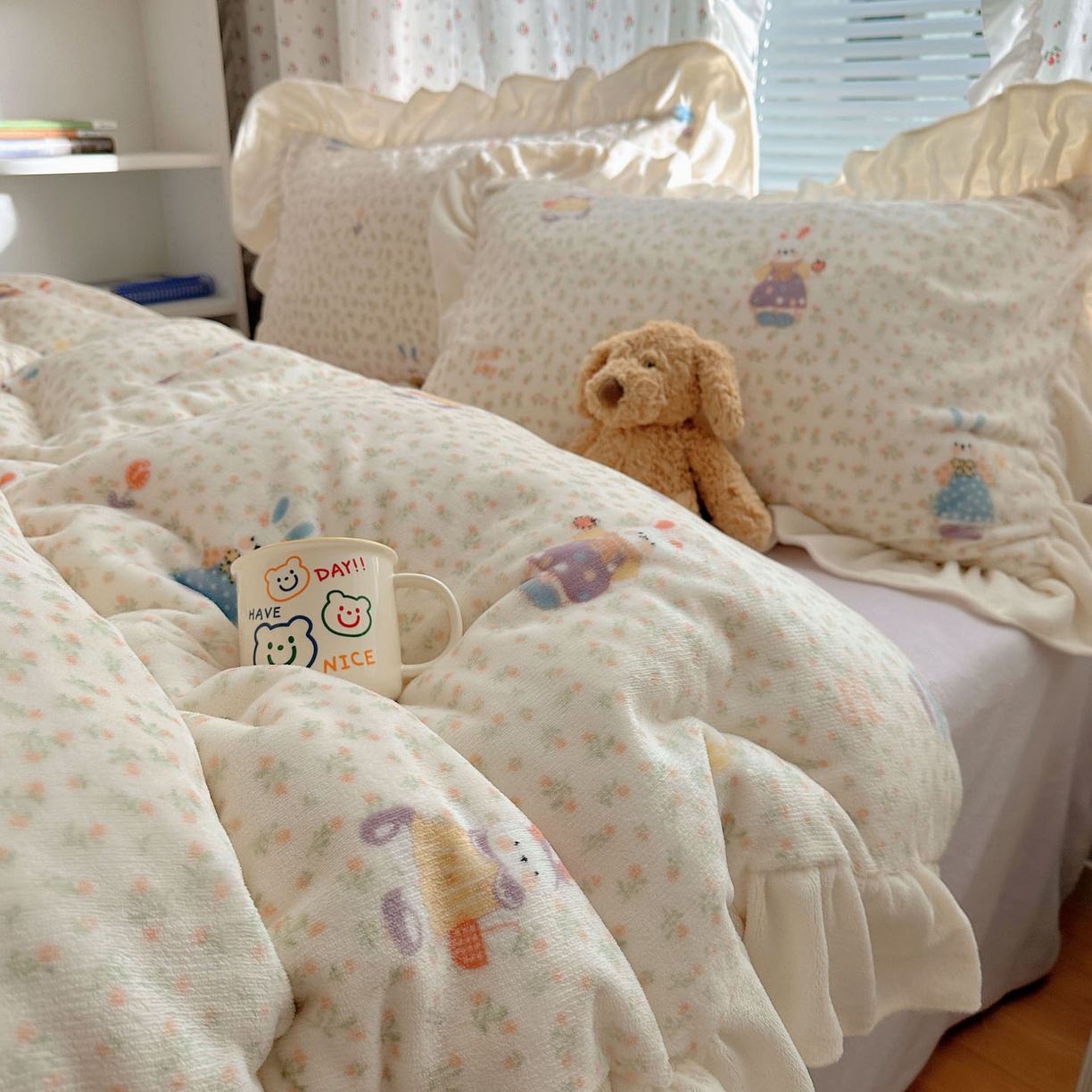 91家纺网 家纺一手货源 找家纺 轻奢坊 2025新款牛奶绒ins博主风卡通印花花边四件套 Q萌碎花小兔