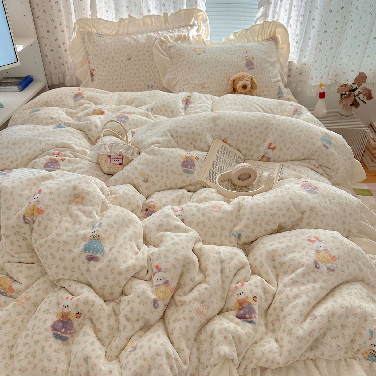 91家纺网 家纺一手货源 找家纺 轻奢坊 2025新款牛奶绒ins博主风卡通印花花边四件套 Q萌碎花小兔