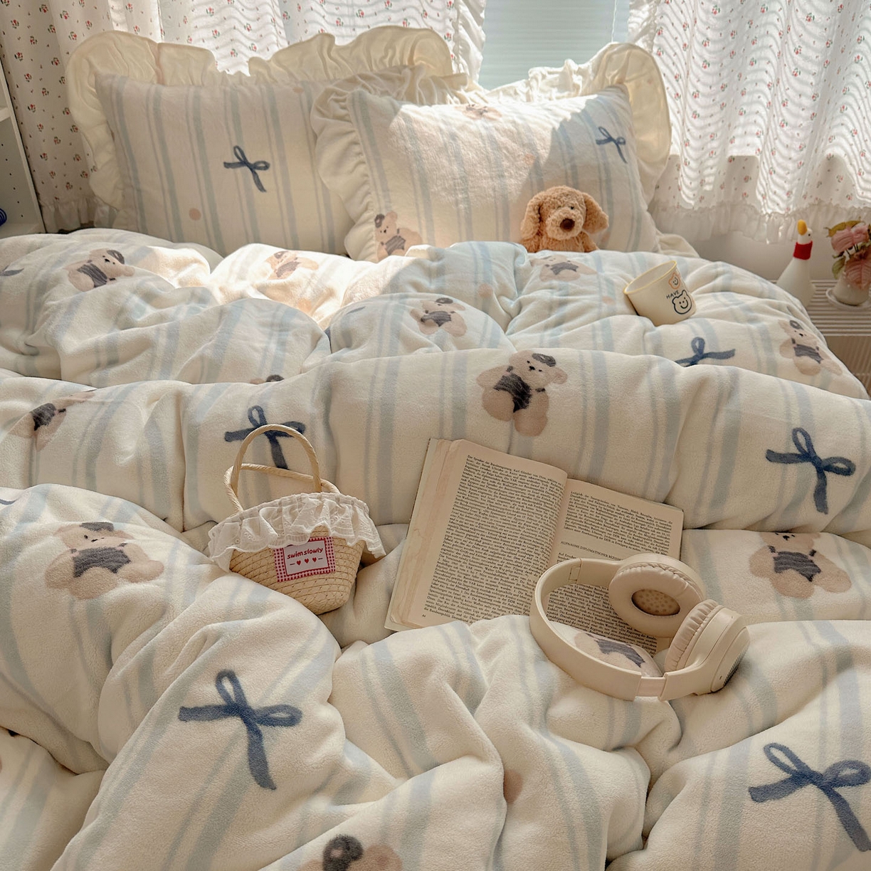 91家纺网 家纺一手货源 找家纺 轻奢坊 2025新款牛奶绒ins博主风卡通印花花边四件套 Q萌蝴蝶结熊