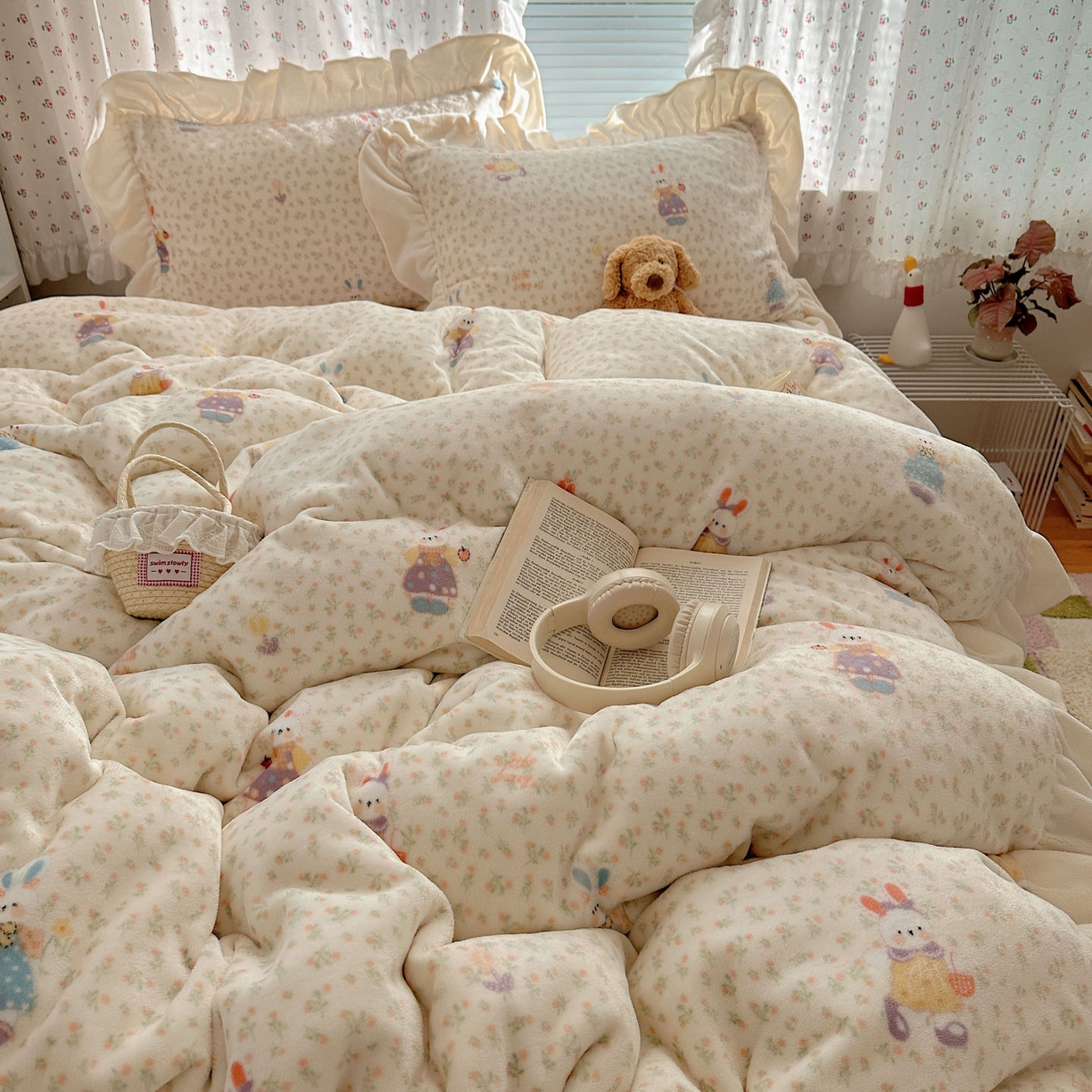 91家纺网 家纺一手货源 找家纺 轻奢坊 2025新款牛奶绒ins博主风卡通印花花边四件套 Q萌碎花小兔