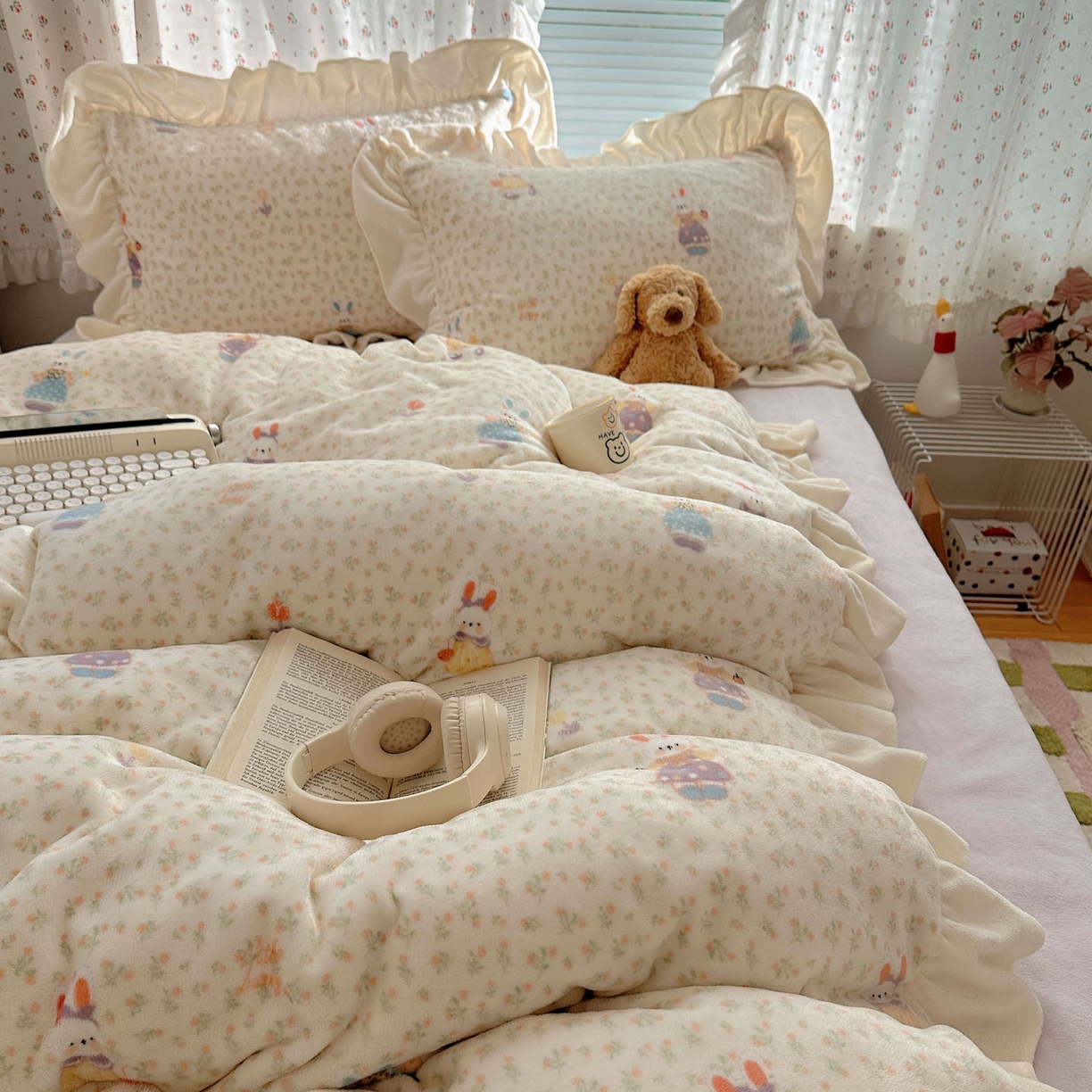 91家纺网 家纺一手货源 找家纺 轻奢坊 2025新款牛奶绒ins博主风卡通印花花边四件套 Q萌碎花小兔