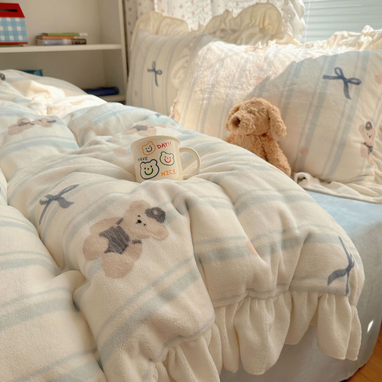 91家纺网 家纺一手货源 找家纺 轻奢坊 2025新款牛奶绒ins博主风卡通印花花边四件套 Q萌蝴蝶结熊