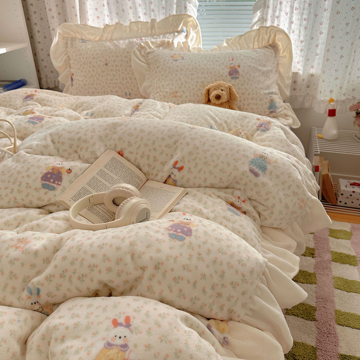 91家纺网 家纺一手货源 找家纺 轻奢坊 2025新款牛奶绒ins博主风卡通印花花边四件套 Q萌碎花小兔