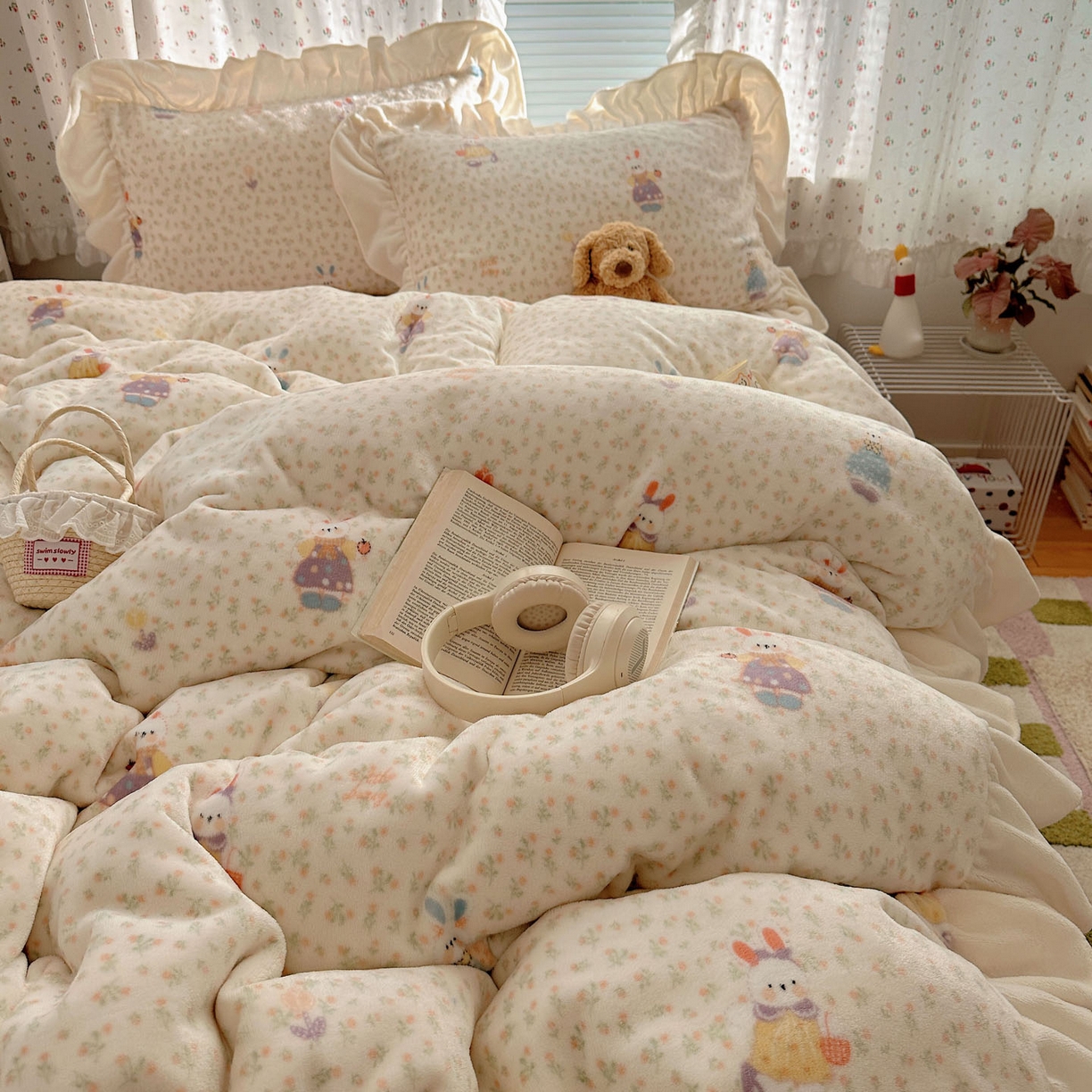 91家纺网 家纺一手货源 找家纺 轻奢坊 2025新款牛奶绒ins博主风卡通印花花边四件套 Q萌碎花小兔