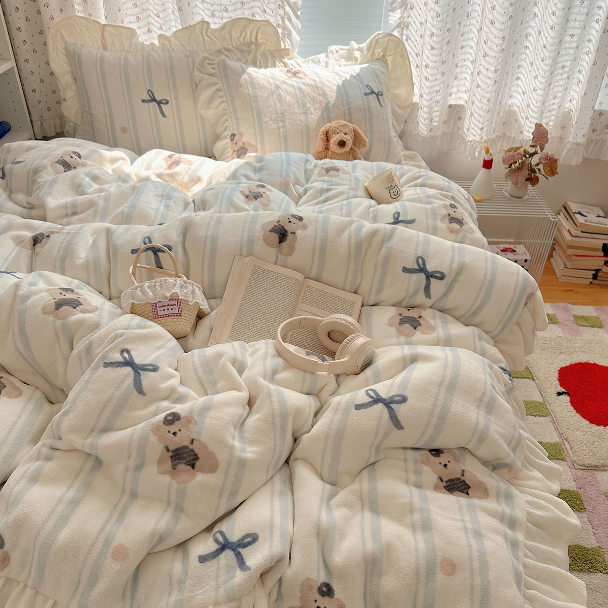 91家纺网 家纺一手货源 找家纺 轻奢坊 2025新款牛奶绒ins博主风卡通印花花边四件套 Q萌蝴蝶结熊