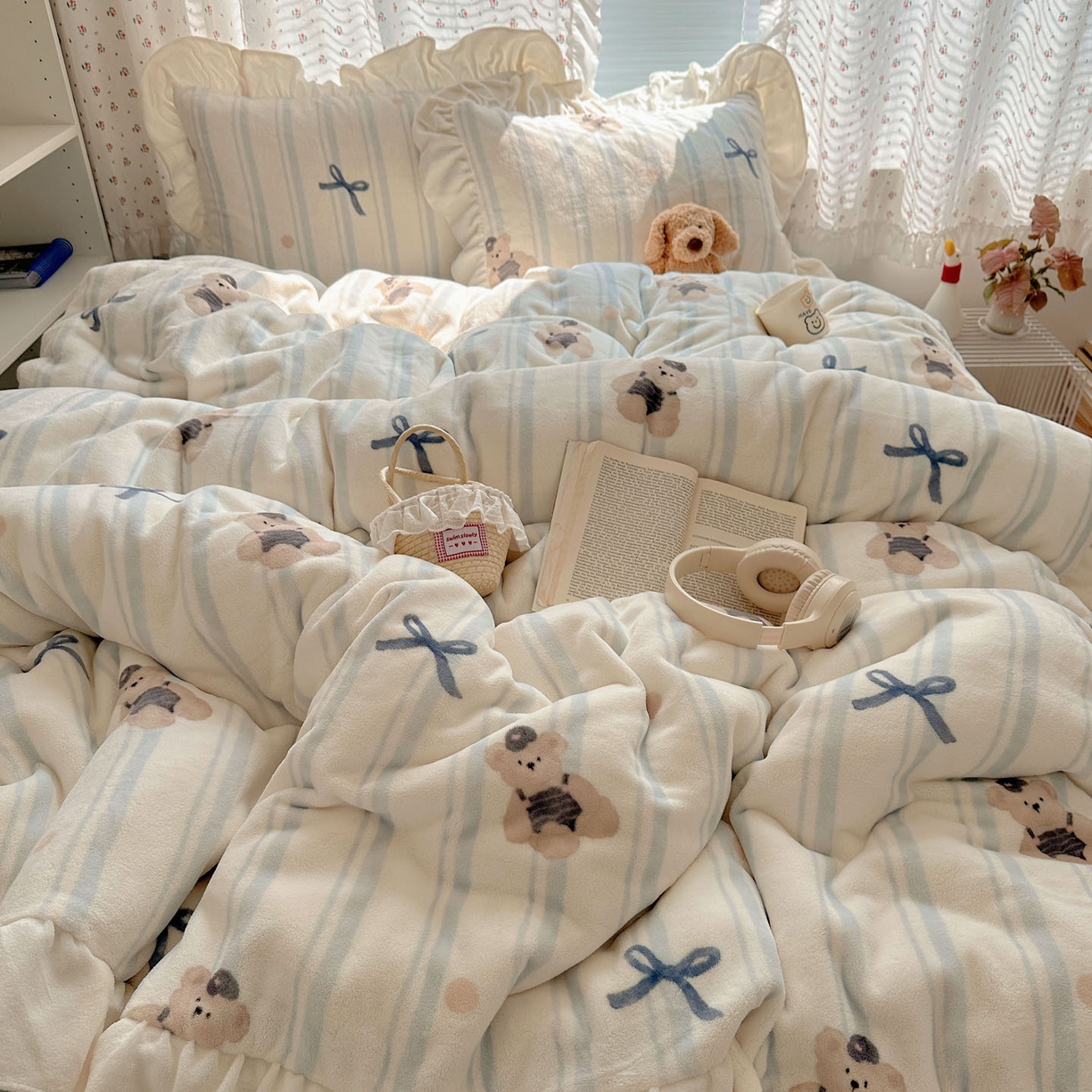 91家纺网 家纺一手货源 找家纺 轻奢坊 2025新款牛奶绒ins博主风卡通印花花边四件套 Q萌蝴蝶结熊