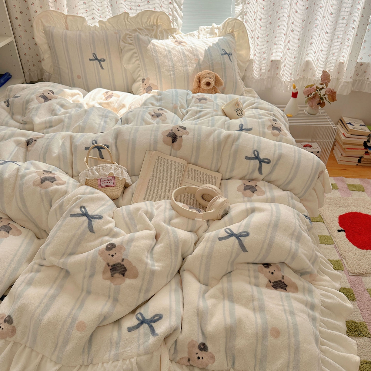 91家纺网 家纺一手货源 找家纺 轻奢坊 2025新款牛奶绒ins博主风卡通印花花边四件套 Q萌蝴蝶结熊