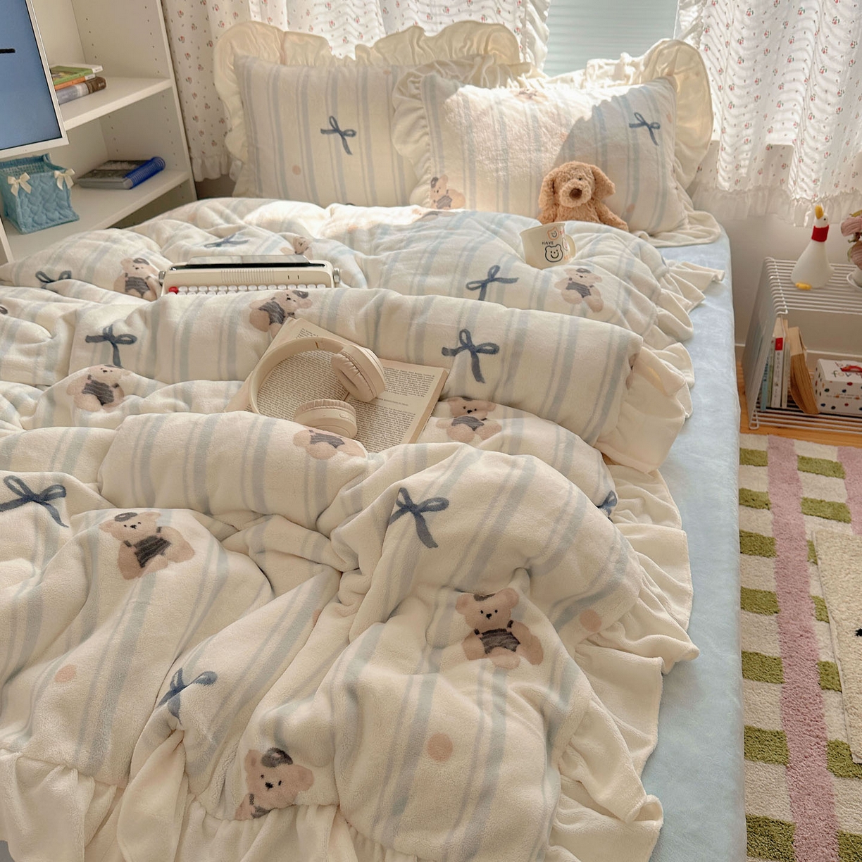 91家纺网 家纺一手货源 找家纺 轻奢坊 2025新款牛奶绒ins博主风卡通印花花边四件套 Q萌蝴蝶结熊