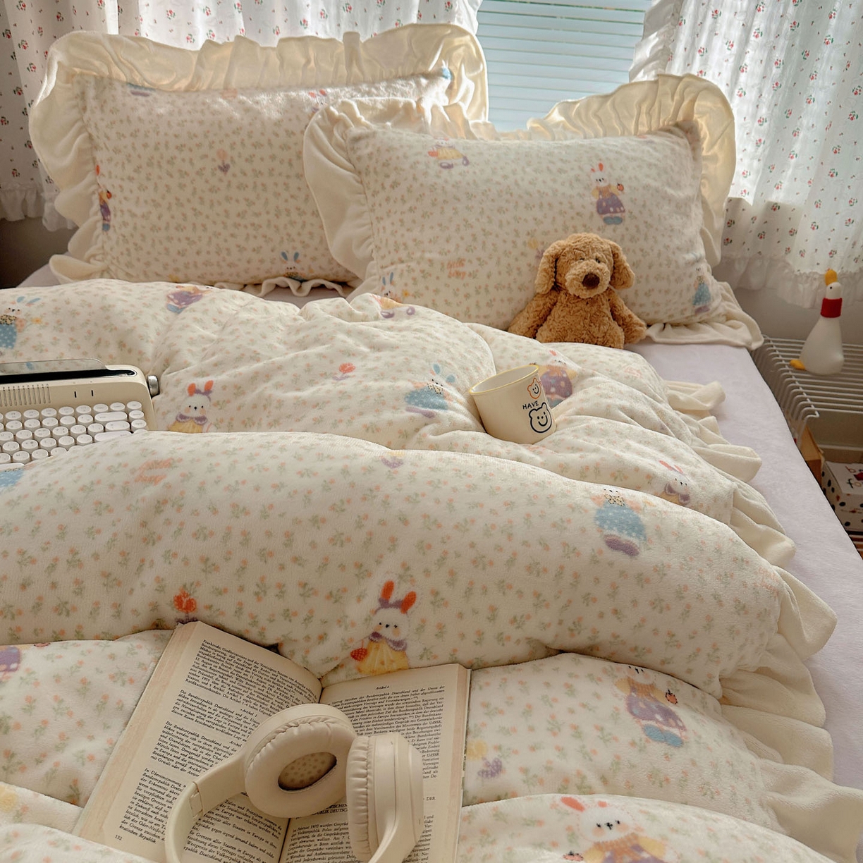 91家纺网 家纺一手货源 找家纺 轻奢坊 2025新款牛奶绒ins博主风卡通印花花边四件套 Q萌碎花小兔