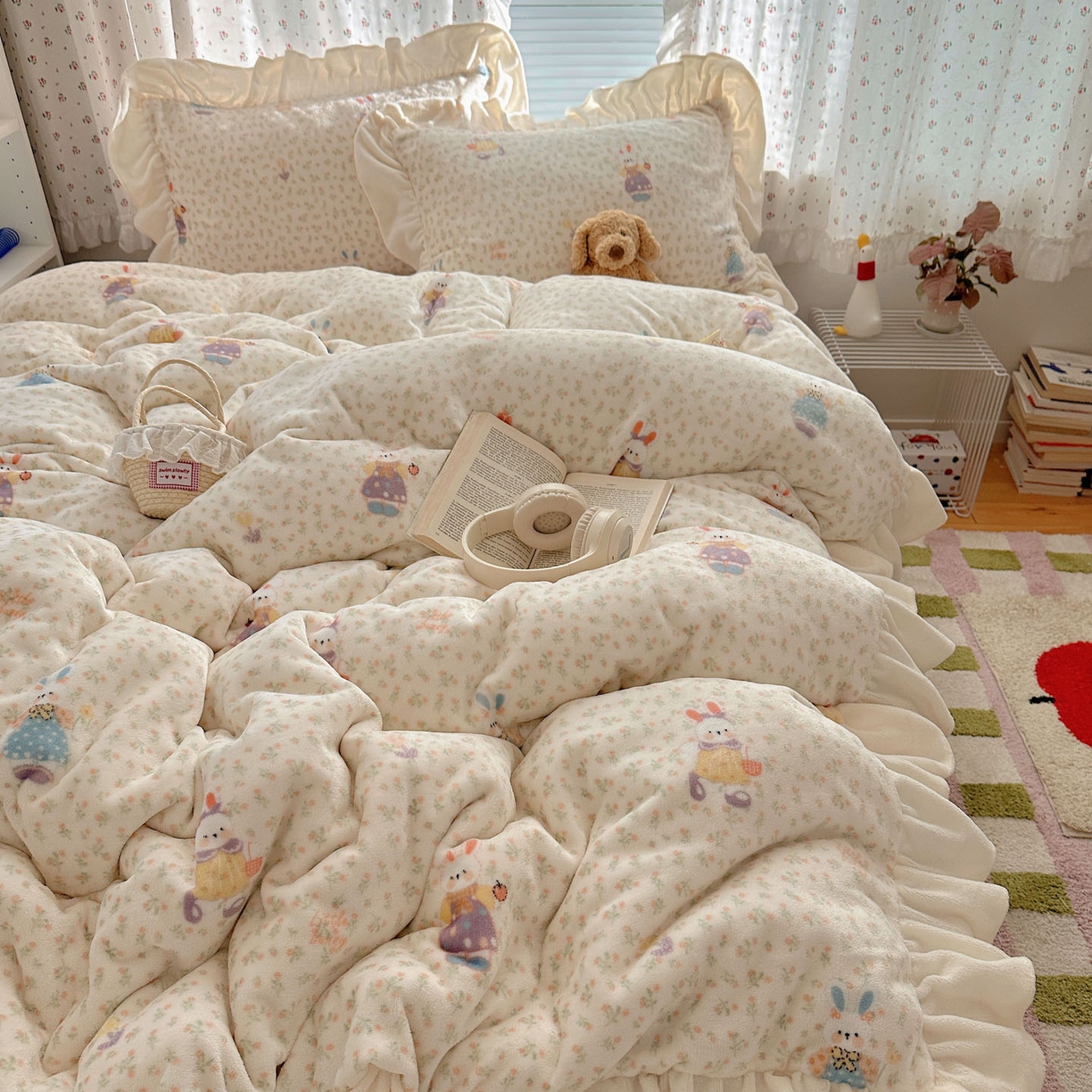 91家纺网 家纺一手货源 找家纺 轻奢坊 2025新款牛奶绒ins博主风卡通印花花边四件套 Q萌碎花小兔