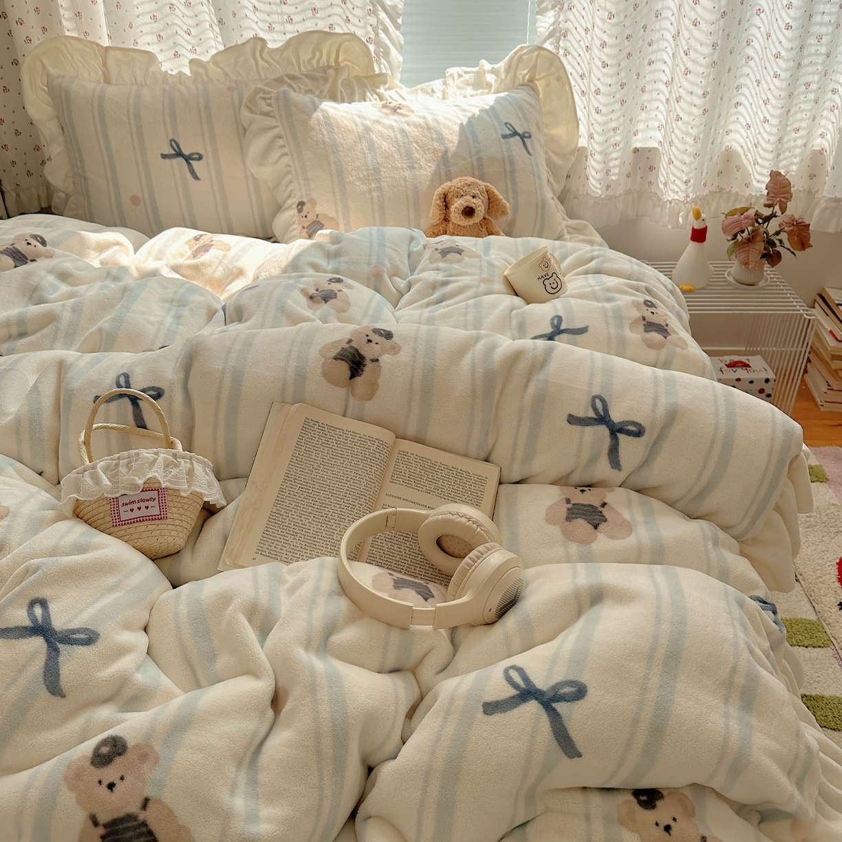 91家纺网 家纺一手货源 找家纺 轻奢坊 2025新款牛奶绒ins博主风卡通印花花边四件套 Q萌蝴蝶结熊