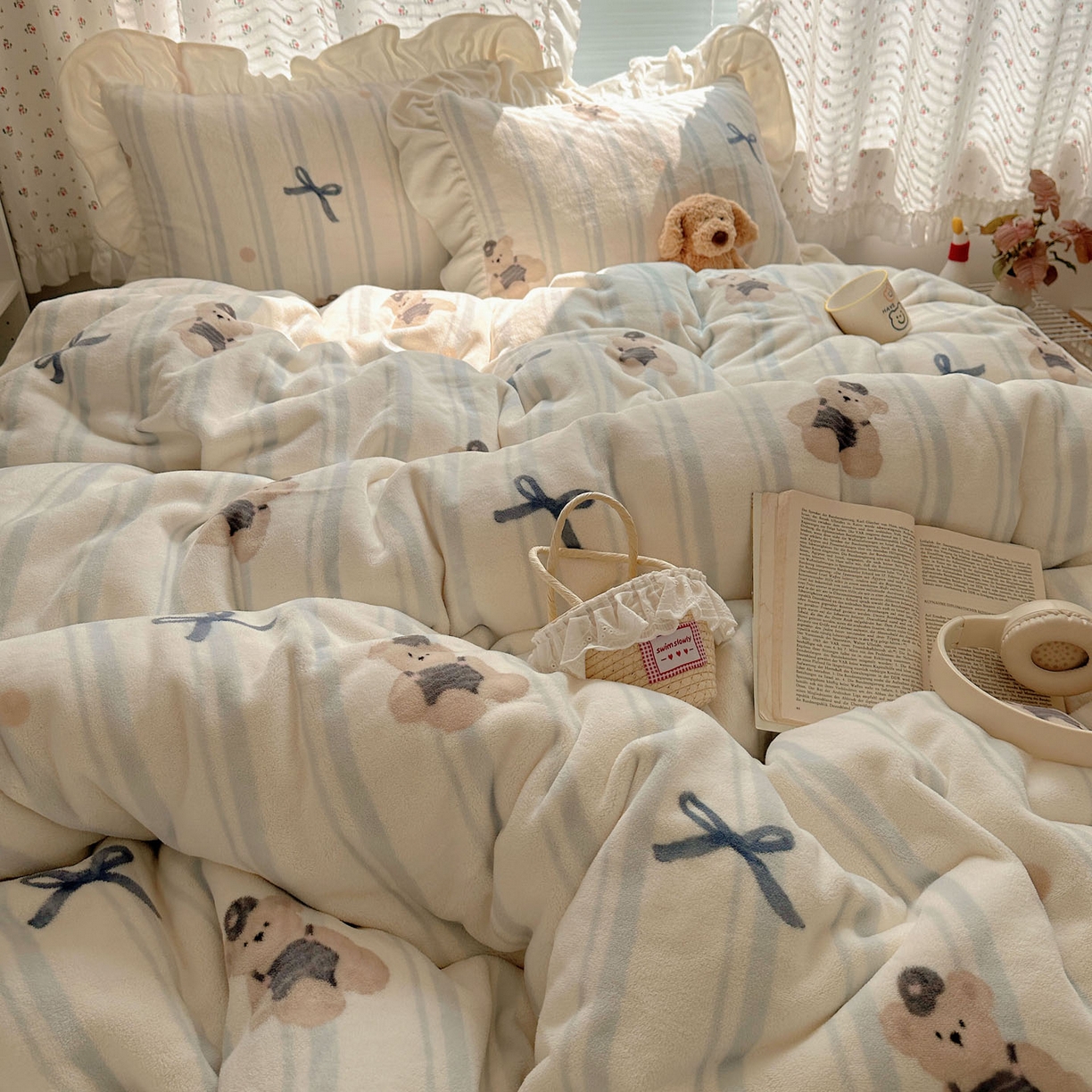 91家纺网 家纺一手货源 找家纺 轻奢坊 2025新款牛奶绒ins博主风卡通印花花边四件套 Q萌蝴蝶结熊