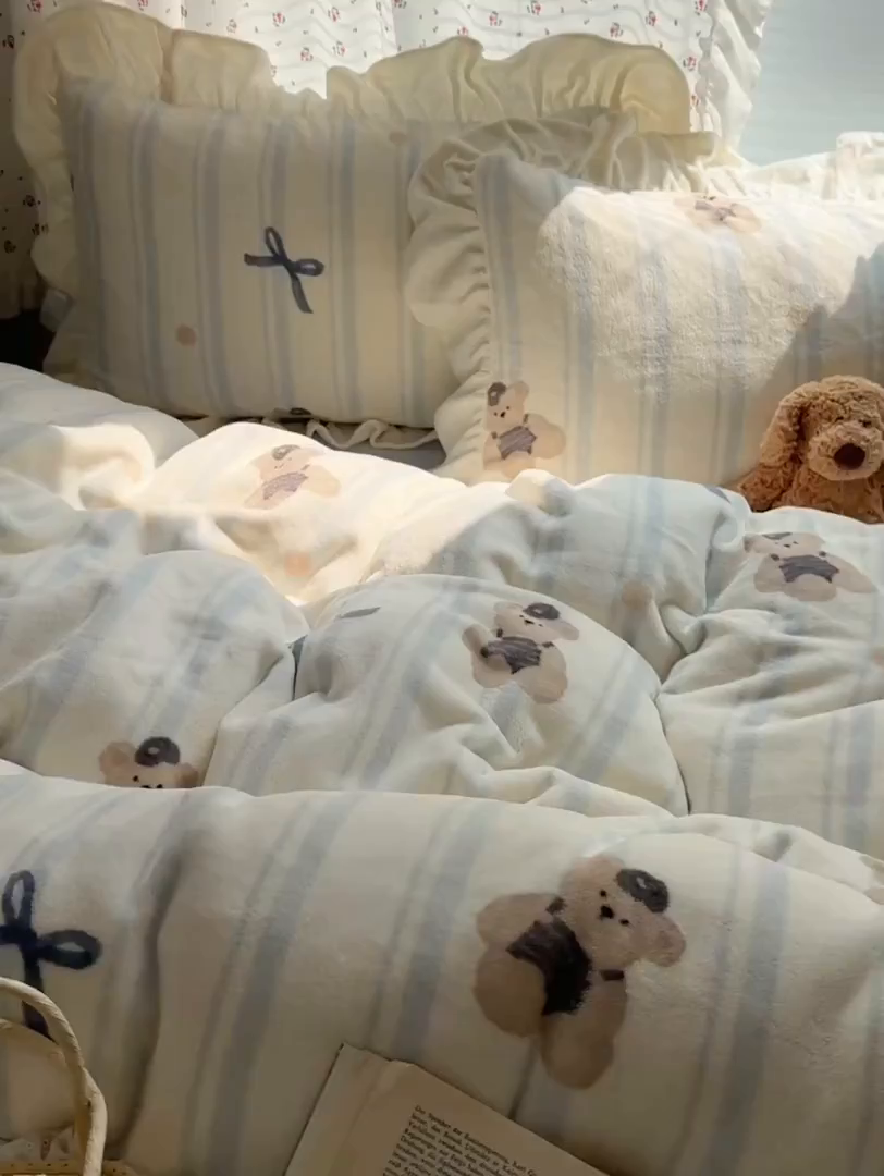 91家纺网 家纺一手货源 找家纺 轻奢坊 2025新款牛奶绒ins博主风卡通印花花边四件套 Q萌蝴蝶结熊