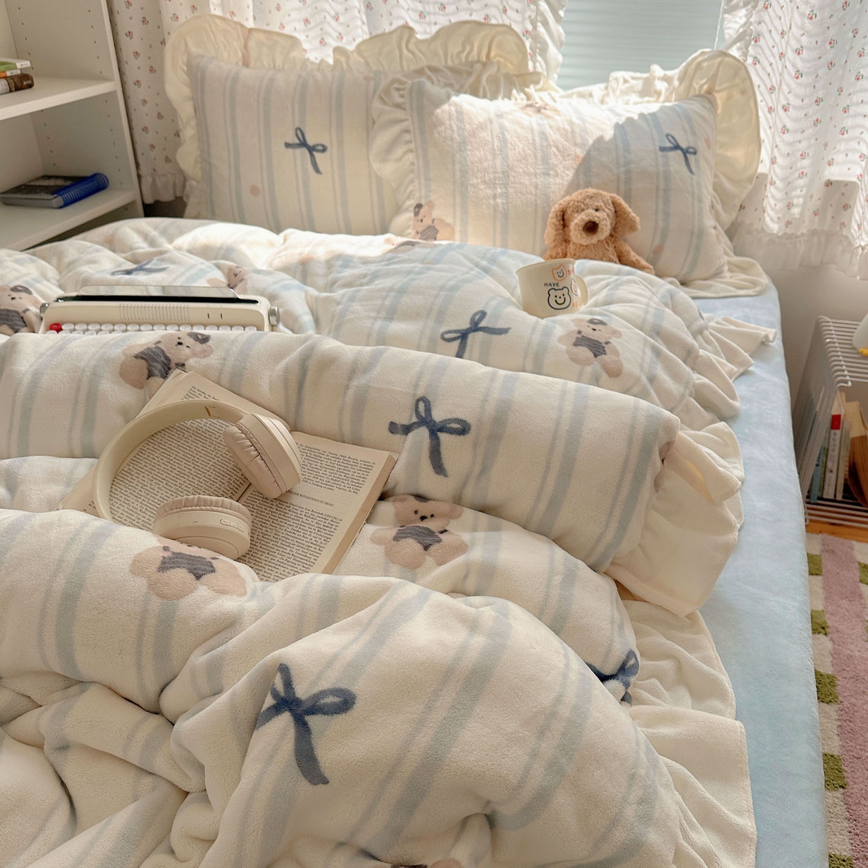 轻奢坊 2025新款牛奶绒ins博主风卡通印花花边四件套 Q萌蝴蝶结熊