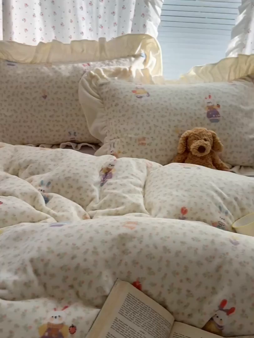 91家纺网 家纺一手货源 找家纺 轻奢坊 2025新款牛奶绒ins博主风卡通印花花边四件套 Q萌碎花小兔