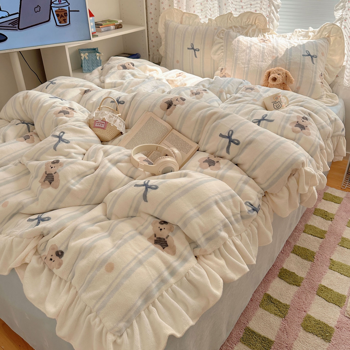 91家纺网 家纺一手货源 找家纺 轻奢坊 2025新款牛奶绒ins博主风卡通印花花边四件套 Q萌蝴蝶结熊