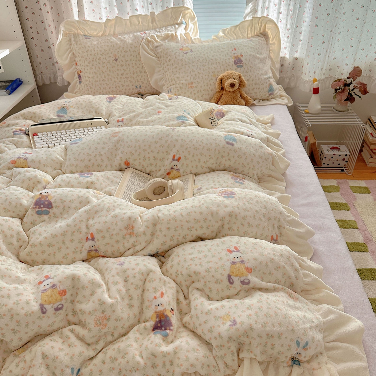 91家纺网 家纺一手货源 找家纺 轻奢坊 2025新款牛奶绒ins博主风卡通印花花边四件套 Q萌碎花小兔