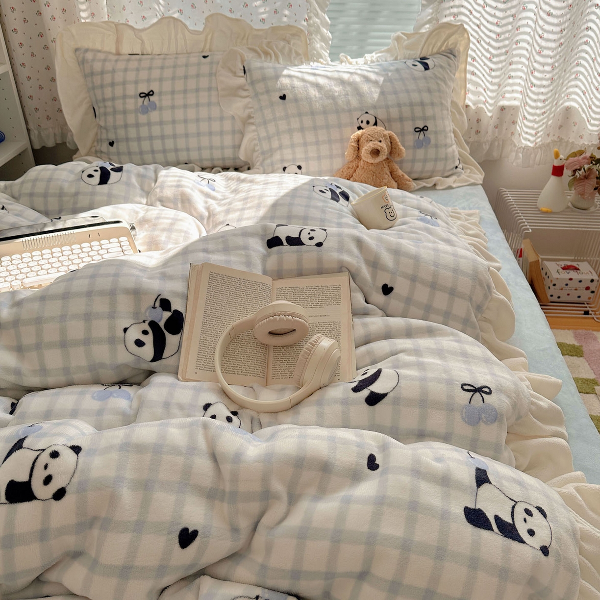 91家纺网 家纺一手货源 找家纺 轻奢坊 2025新款牛奶绒ins博主风卡通印花花边四件套 Q萌格子熊猫