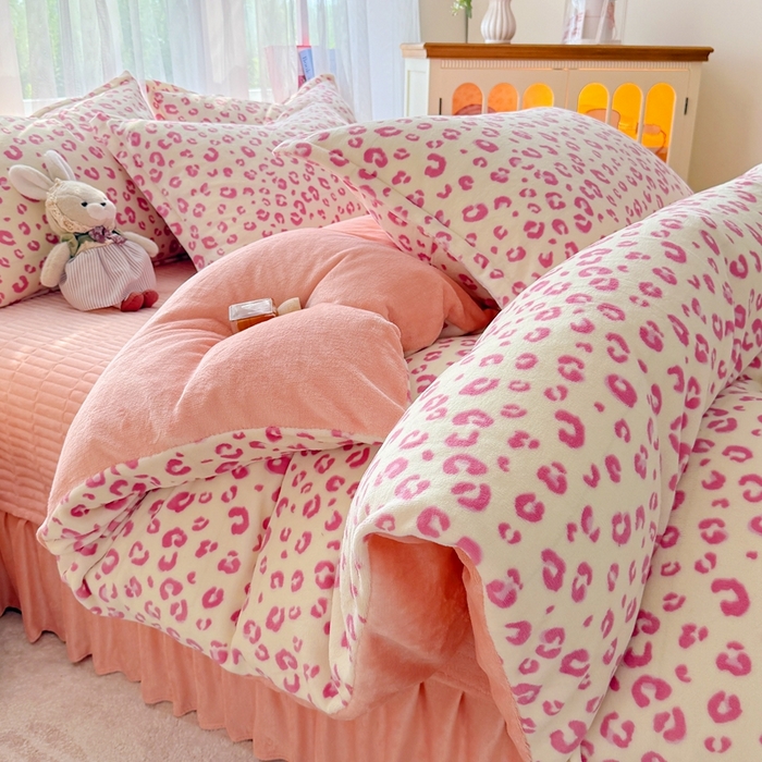 91家纺网 家纺一手货源 找家纺 铠畅 2025新款牛奶绒碎花床单床盖四件套 花妖系列云裳-粉色豹纹