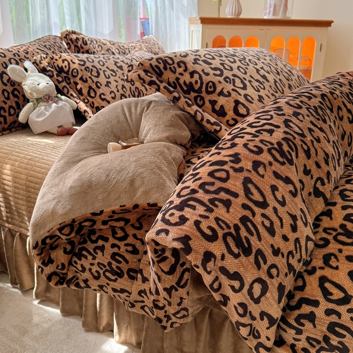 91家纺网 家纺一手货源 找家纺 铠畅 2025新款牛奶绒碎花床单床盖四件套 花妖系列云裳-经典豹纹