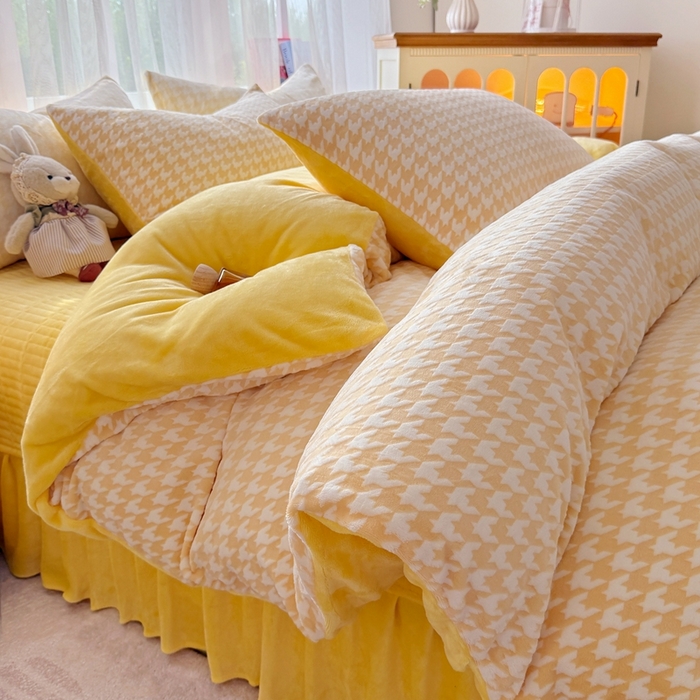 91家纺网 家纺一手货源 找家纺 铠畅 2025新款牛奶绒碎花床单床盖四件套 花妖系列云裳-千鸟格黄