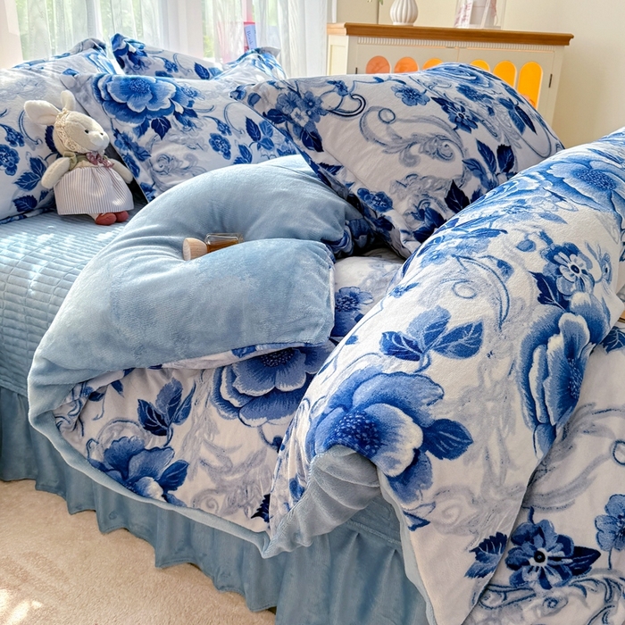 91家纺网 家纺一手货源 找家纺 铠畅 2025新款牛奶绒碎花床单床盖四件套 花妖系列云裳-青瓷玫瑰