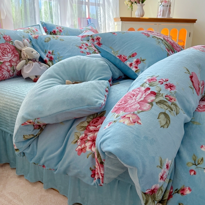 91家纺网 家纺一手货源 找家纺 铠畅 2025新款牛奶绒碎花床单床盖四件套 花妖系列云裳-清风约定