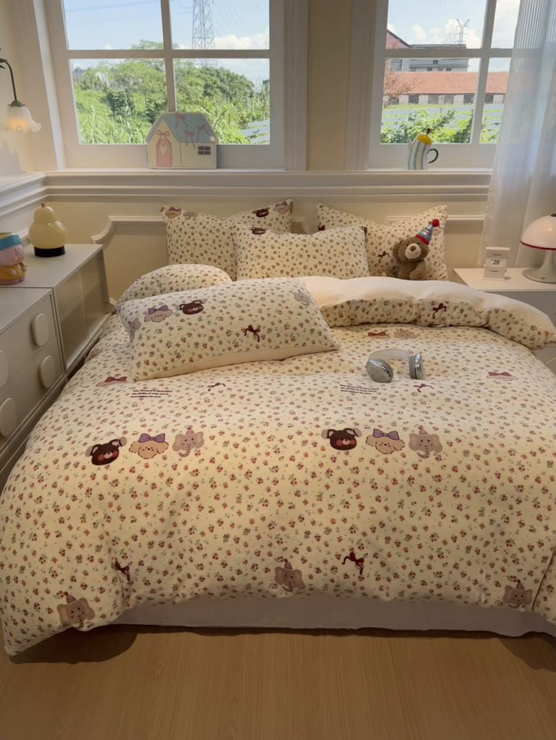 91家纺网 家纺一手货源 找家纺 悦织湾家纺 2025新款高克重牛奶绒印花四件套床单床笠轻奢时尚床上用品三四件套被套 彩色草莓