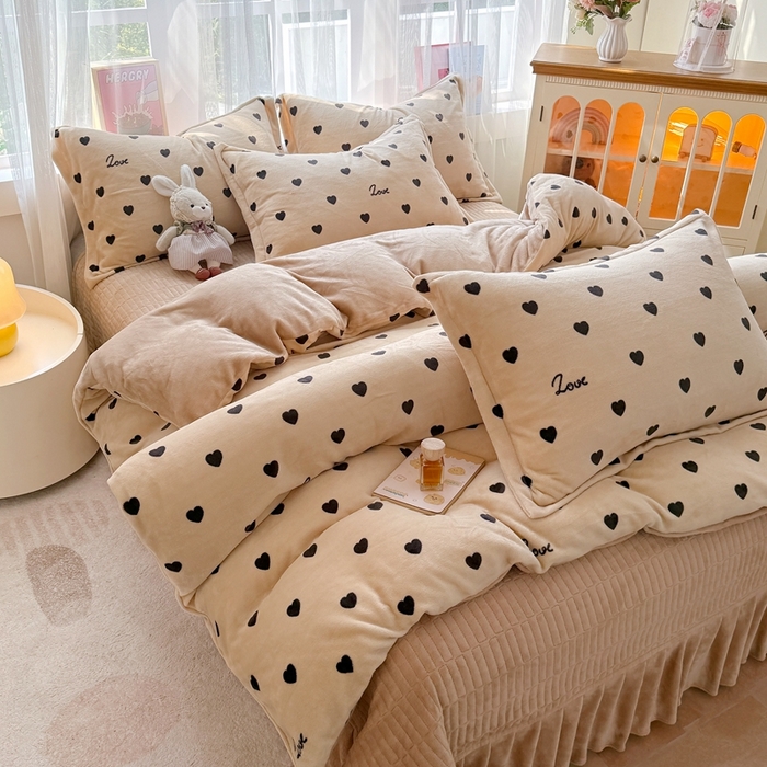 91家纺网 家纺一手货源 找家纺 铠畅 2025新款牛奶绒碎花床单床盖四件套 花妖系列云裳-爱心咖