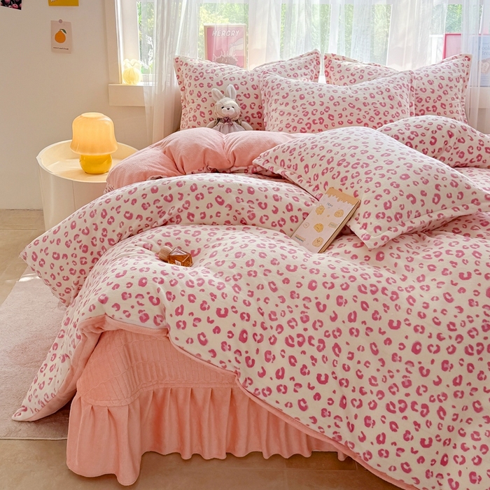 91家纺网 家纺一手货源 找家纺 铠畅 2025新款牛奶绒碎花床单床盖四件套 花妖系列云裳-粉色豹纹