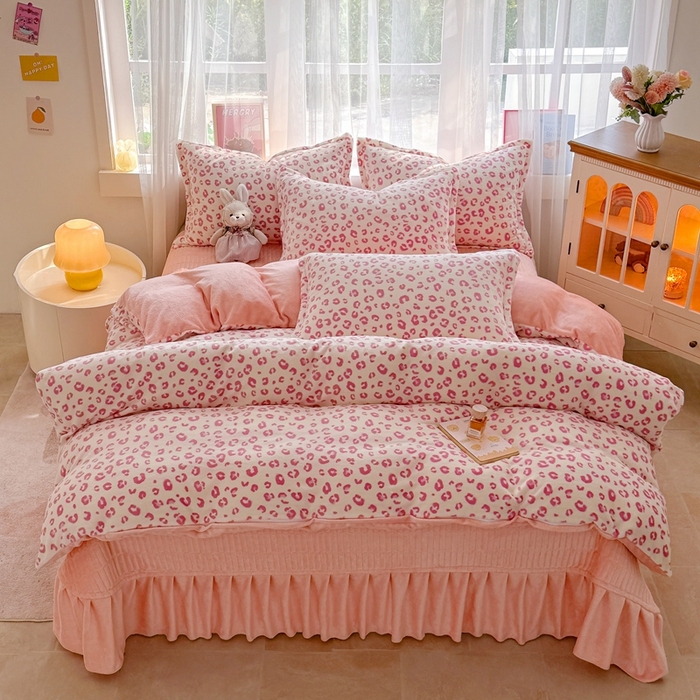 91家纺网 家纺一手货源 找家纺 铠畅 2025新款牛奶绒碎花床单床盖四件套 花妖系列云裳-粉色豹纹