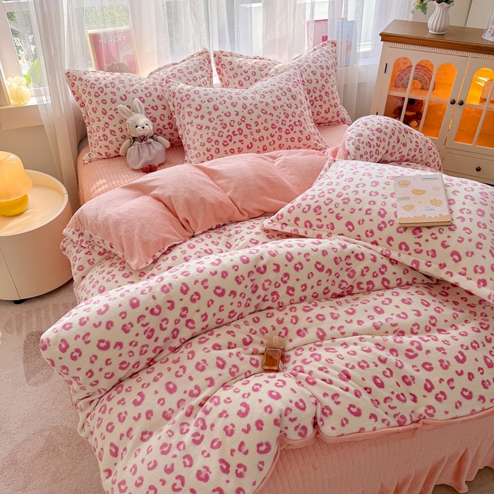 91家纺网 家纺一手货源 找家纺 铠畅 2025新款牛奶绒碎花床单床盖四件套 花妖系列云裳-粉色豹纹