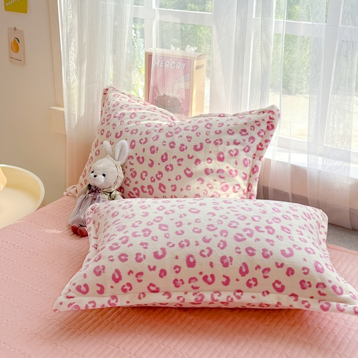 91家纺网 家纺一手货源 找家纺 铠畅 2025新款牛奶绒碎花床单床盖四件套 花妖系列云裳-粉色豹纹