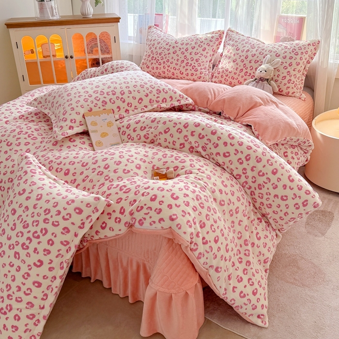 91家纺网 家纺一手货源 找家纺 铠畅 2025新款牛奶绒碎花床单床盖四件套 花妖系列云裳-粉色豹纹