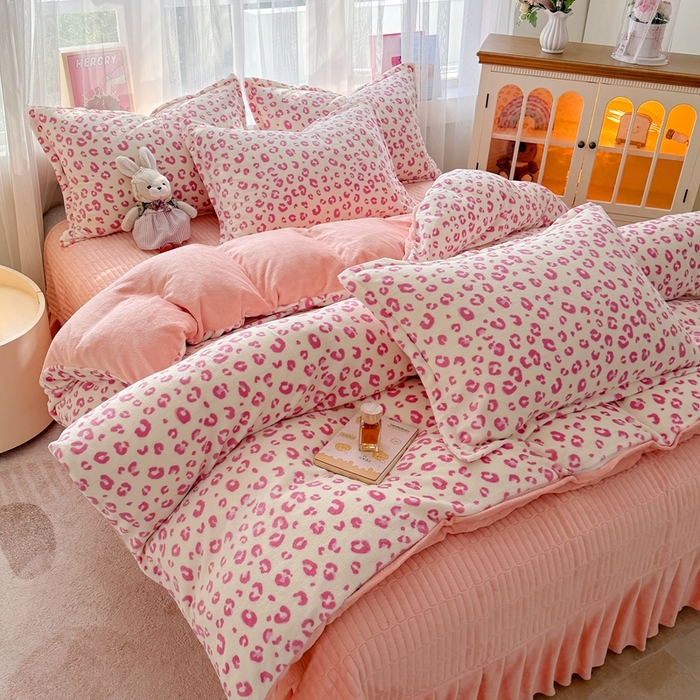 91家纺网 家纺一手货源 找家纺 铠畅 2025新款牛奶绒碎花床单床盖四件套 花妖系列云裳-粉色豹纹