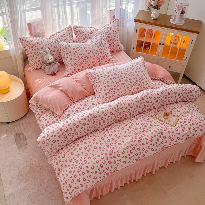 91家纺网 家纺一手货源 找家纺 铠畅 2025新款牛奶绒碎花床单床盖四件套 花妖系列云裳-粉色豹纹