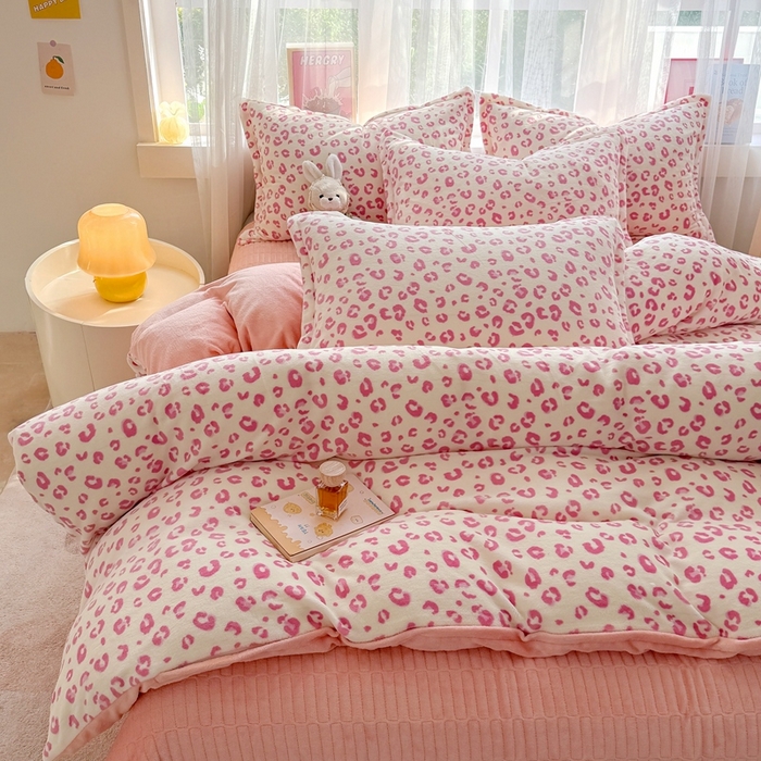 91家纺网 家纺一手货源 找家纺 铠畅 2025新款牛奶绒碎花床单床盖四件套 花妖系列云裳-粉色豹纹