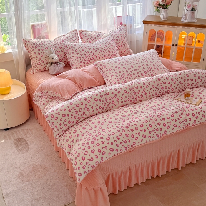 91家纺网 家纺一手货源 找家纺 铠畅 2025新款牛奶绒碎花床单床盖四件套 花妖系列云裳-粉色豹纹