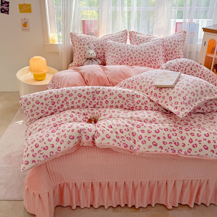 91家纺网 家纺一手货源 找家纺 铠畅 2025新款牛奶绒碎花床单床盖四件套 花妖系列云裳-粉色豹纹