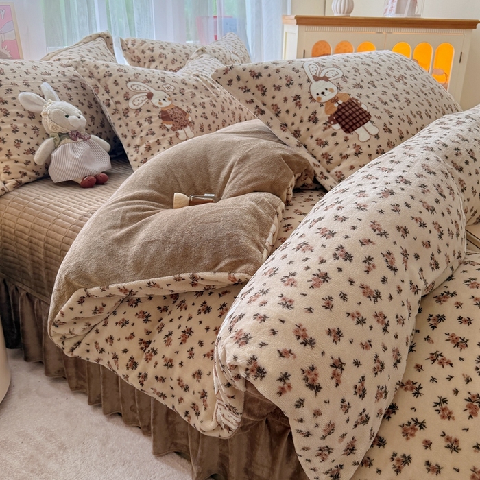 91家纺网 家纺一手货源 找家纺 铠畅 2025新款牛奶绒碎花床单床盖四件套 花妖系列云裳-乖乖兔