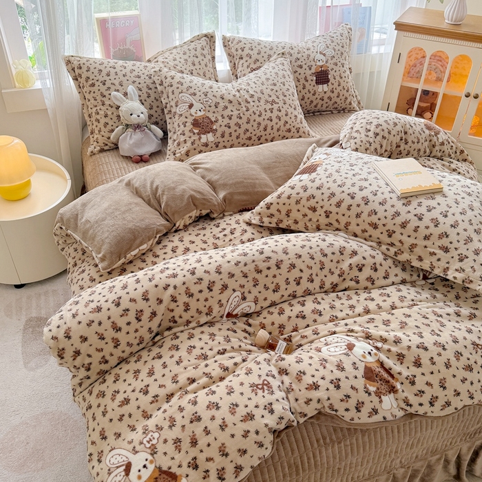 91家纺网 家纺一手货源 找家纺 铠畅 2025新款牛奶绒碎花床单床盖四件套 花妖系列云裳-乖乖兔