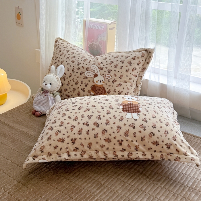 91家纺网 家纺一手货源 找家纺 铠畅 2025新款牛奶绒碎花床单床盖四件套 花妖系列云裳-乖乖兔