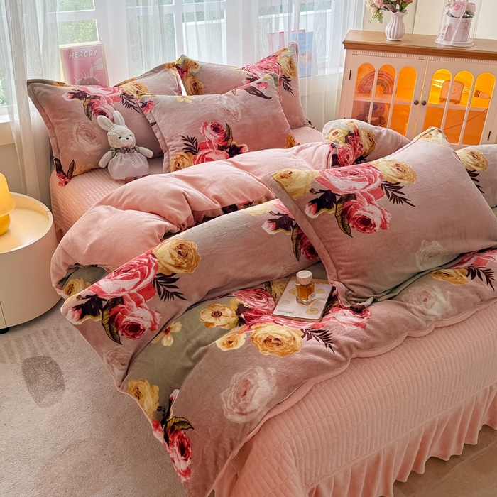 91家纺网 家纺一手货源 找家纺 铠畅 2025新款牛奶绒碎花床单床盖四件套 花妖系列云裳-花田可人