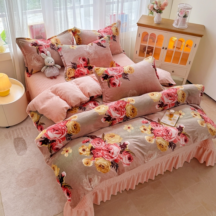 91家纺网 家纺一手货源 找家纺 铠畅 2025新款牛奶绒碎花床单床盖四件套 花妖系列云裳-花田可人