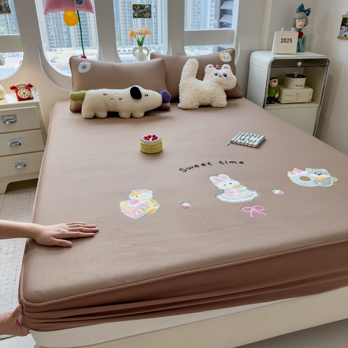 91家纺网 家纺一手货源 找家纺 澜妃 2025新款彩绒棉毛巾绣夹棉床笠单品床笠单件单床笠 甜睡童话-绒布咖