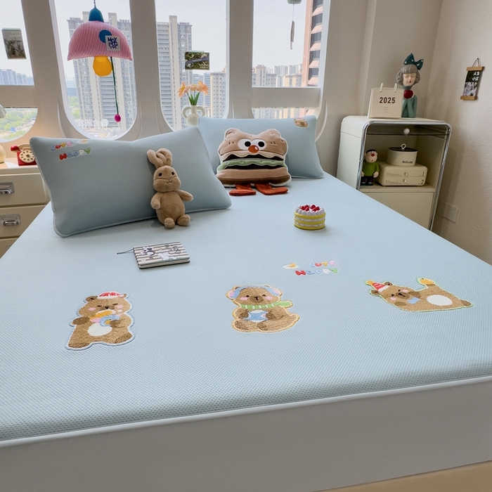 91家纺网 家纺一手货源 找家纺 澜妃 2025新款彩绒棉毛巾绣夹棉床笠单品床笠单件单床笠 萌趣卡皮巴拉-雾霭蓝